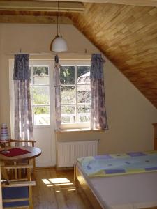 sypialnia z łóżkiem i oknem w obiekcie Aika w mieście Nida