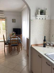 Kuchyňa alebo kuchynka v ubytovaní Sea view apartment