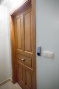 una puerta de madera en la esquina de una habitación en Casa Goros, en Melide