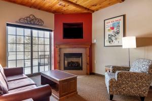 Ruang duduk di Mountain Edge Suites at Sunapee, an Ascend Collection Hotel