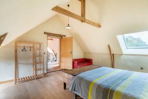 Un pat sau paturi într-o cameră la Le Vieux Pressoir