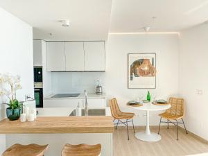 Kuchnia lub aneks kuchenny w obiekcie AMAZING SEA VIEWS - The Wave, Brand new apartment