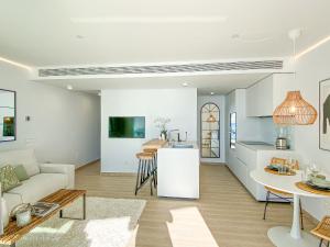 Kuchnia lub aneks kuchenny w obiekcie AMAZING SEA VIEWS - The Wave, Brand new apartment
