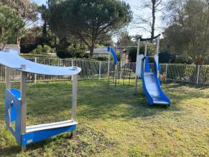 Camping 4 étoiles Les Fougères的儿童游玩区