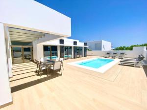 Fotografia z galérie ubytovania Luxury Villa Celine - 3 beds - 3 baths v destinácii Puerto del Carmen