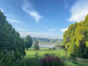vistas a un parque con árboles y un lago en Bell Park Self Catering, en Champagne Valley