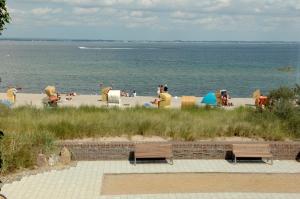 Un groupe de personnes sur la plage près de l'eau dans l'établissement Backbord, à Timmendorfer Strand