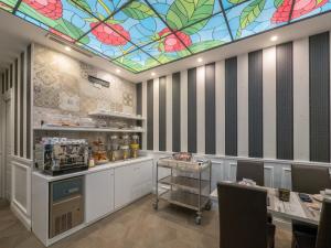 restauracja z witrażami i kuchnią w obiekcie Bramble Luxury Suites w Rzymie