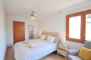 Łóżko lub łóżka w pokoju w obiekcie Hermosa casa de vacaciones CA NA MALEN