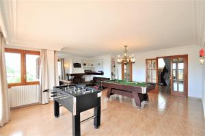Stół bilardowy w obiekcie Hermosa casa de vacaciones CA NA MALEN