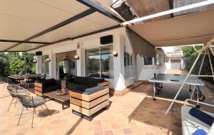 patio ze stołem bilardowym i stołem do ping ponga w obiekcie Hermosa casa de vacaciones CA NA MALEN w mieście La Cabaneta