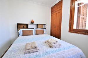 Łóżko lub łóżka w pokoju w obiekcie Hermosa casa de vacaciones CA NA MALEN