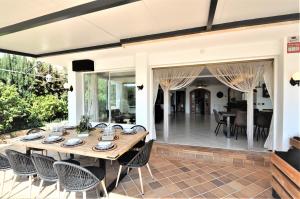 jadalnia ze stołem i krzesłami na patio w obiekcie Hermosa casa de vacaciones CA NA MALEN w mieście La Cabaneta +37 zdjęć