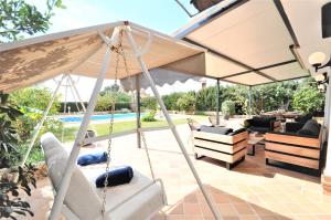 patio z huśtawką i basenem w obiekcie Hermosa casa de vacaciones CA NA MALEN w mieście La Cabaneta