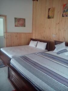 zwei Betten nebeneinander in einem Zimmer in der Unterkunft Villa sierra sky in Ambawela