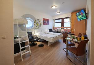 Aparthotel Wilma في بريمين: غرفة نوم مع سرير بطابقين وغرفة معيشة