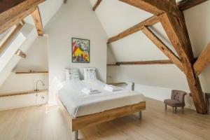 een slaapkamer met een bed en een stoel bij TOP& ruim duplex woning in PATERSHOL,centrum Gent! in Gent