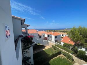 una vista desde el balcón de una casa en Costa Arenal 52, en Arenal d'en Castell
