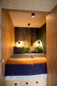 sypialnia z łóżkiem w środku w obiekcie Stay and Sea w mieście Harlingen