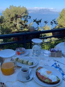 einen Tisch mit einem Frühstück mit Eiern und Speisen in der Unterkunft Zia Yaya in Maratea