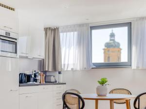 a kitchen with a table with chairs and a window at limehome Aalen Reichsstädter Str. in Aalen