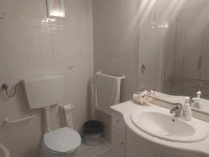 Koupelna v ubytování Foz do Guadiana + 21 fotografií