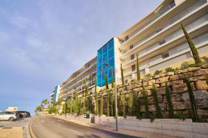 een gebouw aan de straatkant bij weforyou Med One Exclusive Sea Views 3 Bedrooms Apartament A 3A in Fuengirola