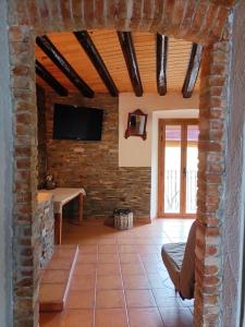 Televízia a/alebo spoločenská miestnosť v ubytovaní Alojamiento Familiar con Chimenea - Alt Empordà