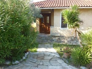 a house with a door and some plants in front of it at Studio south Pilion in Chorto