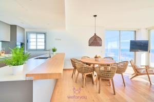 A television and/or entertainment centre at weforyou Med One Exclusive Sea Views 3 Bedrooms Apartament A 3A