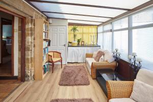 ein Wohnzimmer mit Sofa und Tisch in der Unterkunft Host & Stay - The Arches Cottage in Brotton + 13 Fotos