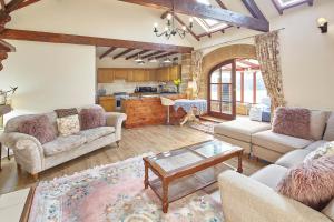ein Wohnzimmer mit zwei Sofas und einem Tisch in der Unterkunft Host & Stay - The Arches Cottage in Brotton