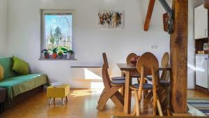 ein Wohnzimmer mit einem Holztisch und Stühlen in der Unterkunft Apartments Vinska Trta in Čatež ob Savi