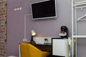 A television and/or entertainment centre at Pensión Úbeda