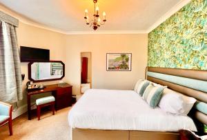 Un pat sau paturi într-o cameră la Abbey Sands Hotel