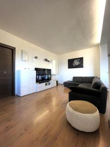 een woonkamer met een bank en een tafel bij MiCasaEsTuCasa in Porto Santo Stefano