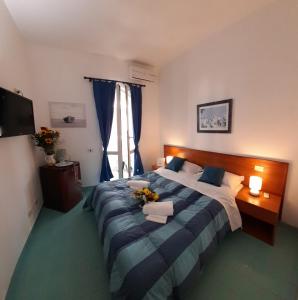 Un dormitorio con una cama grande con flores. en Casa Vacanze Elianto, en Anzio