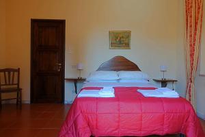 ein Schlafzimmer mit einem Bett mit einer rosa Decke in der Unterkunft Villa Solaria in Santa Venerina