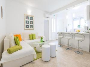 Biały salon z białą kanapą i kuchnią w obiekcie Green Magic Apartment w Dubrowniku