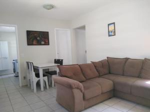 un soggiorno con divano e tavolo di LA24-Bertioga, Próximo ao SESC, Riviera, Vista Linda, Indaiá a Bertioga