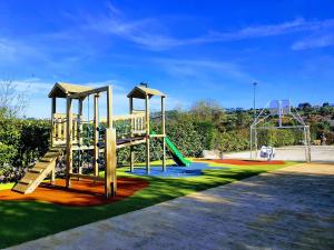 um parque infantil com escorrega num parque em Camping El Helguero em Ruiloba