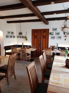 comedor con mesas y sillas de madera en Gasthof Alte Fischerhütte, en Altfriesack