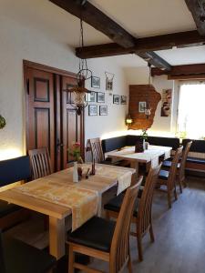 un restaurante con mesas y sillas en una habitación en Gasthof Alte Fischerhütte, en Altfriesack