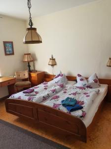 a bedroom with a bed with pillows on it at Gasthof Alte Fischerhütte in Altfriesack