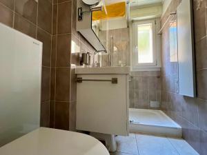 łazienka z toaletą, umywalką i wanną w obiekcie Muralto - Locarno: Miramonti Apt.5 w mieście Muralto