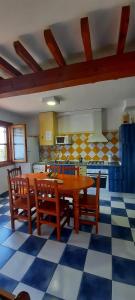 - une cuisine avec une table et des chaises en bois dans l'établissement Casa Levante - Casa Rural Los Cuatro Vientos, à Moratalla