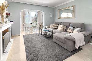Zdjęcie z galerii obiektu Peaceful Modern 2 bedroom apartment in Aloha Pueblo With View over The Pool w Marbelli