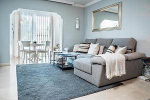 Zdjęcie z galerii obiektu Peaceful Modern 2 bedroom apartment in Aloha Pueblo With View over The Pool w Marbelli