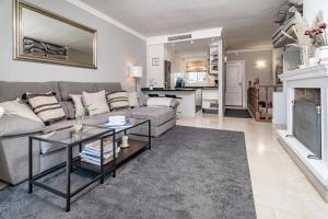 Zdjęcie z galerii obiektu Peaceful Modern 2 bedroom apartment in Aloha Pueblo With View over The Pool w Marbelli