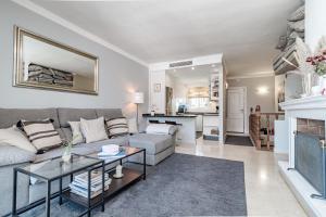 Zdjęcie z galerii obiektu Peaceful Modern 2 bedroom apartment in Aloha Pueblo With View over The Pool w Marbelli
